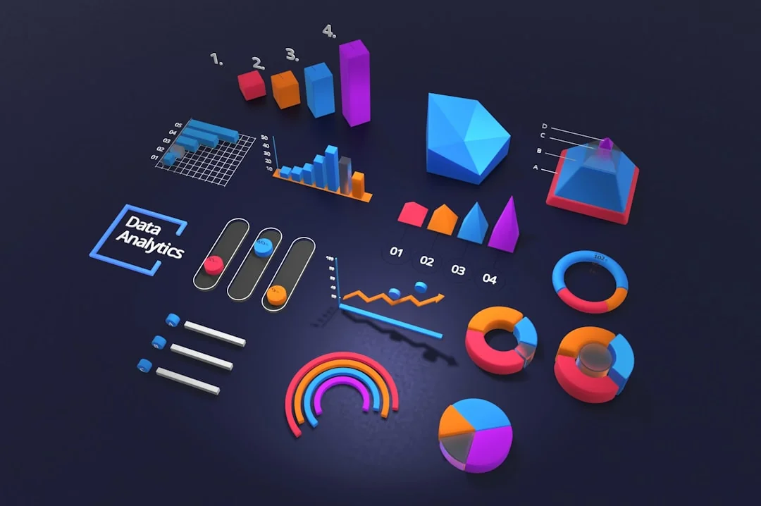 Une équipe variée qui travaille ensemble sur des stratégies de marketing digital autour d'une table, avec des ordinateurs portables et des tablettes.